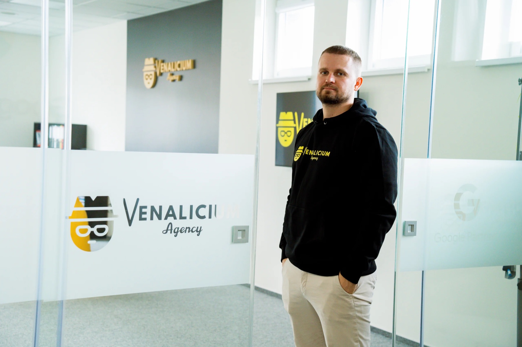 Peter Kudlej pri vstupe do kancelárie Venalicium